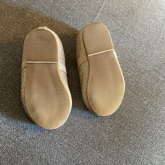 Gold sparkly baby/toddler shoes size 4 - Picture 2 of 3
